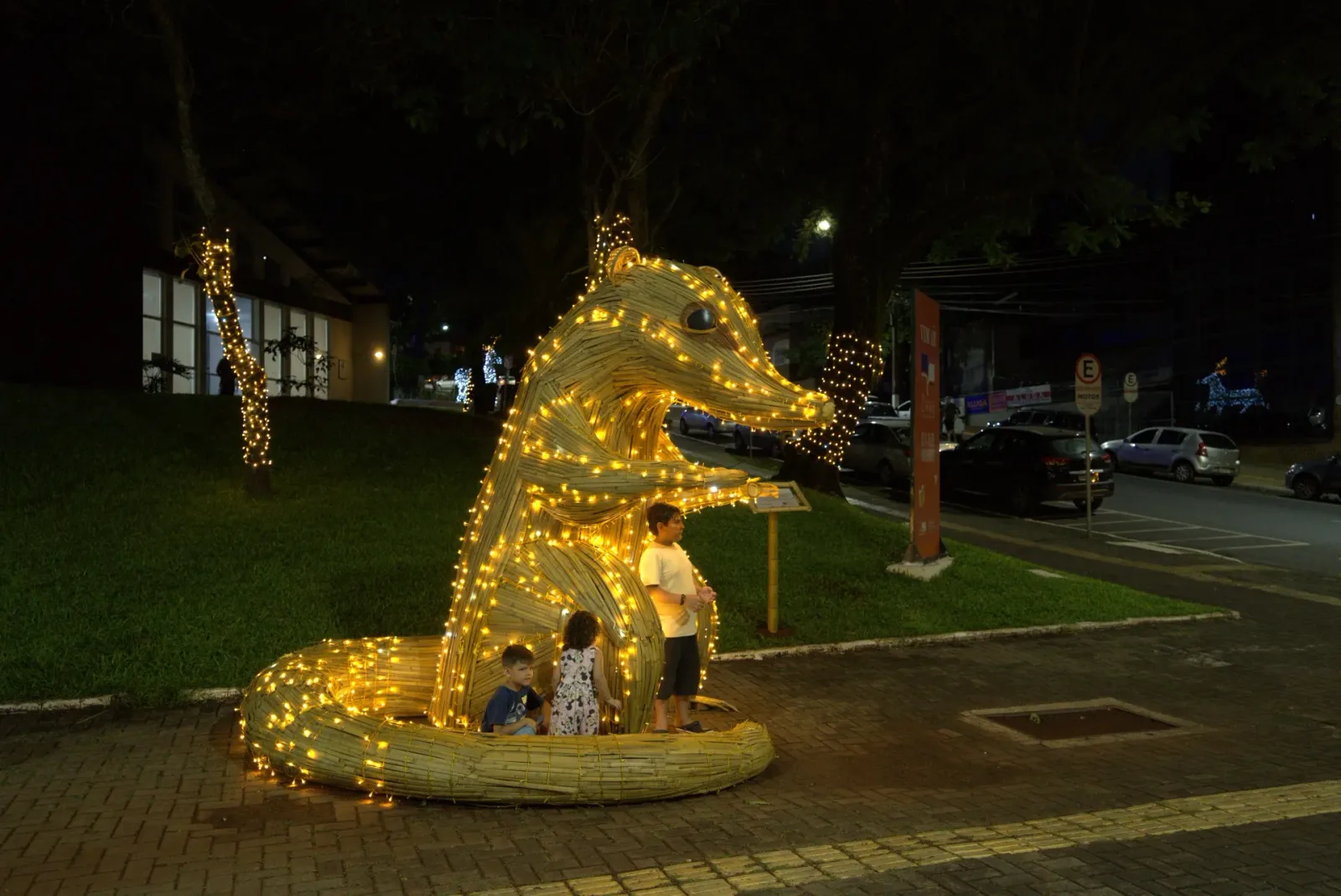 Quati cenográfico em bambu (fauna da região) — Natal Foz do Iguaçu 2025.