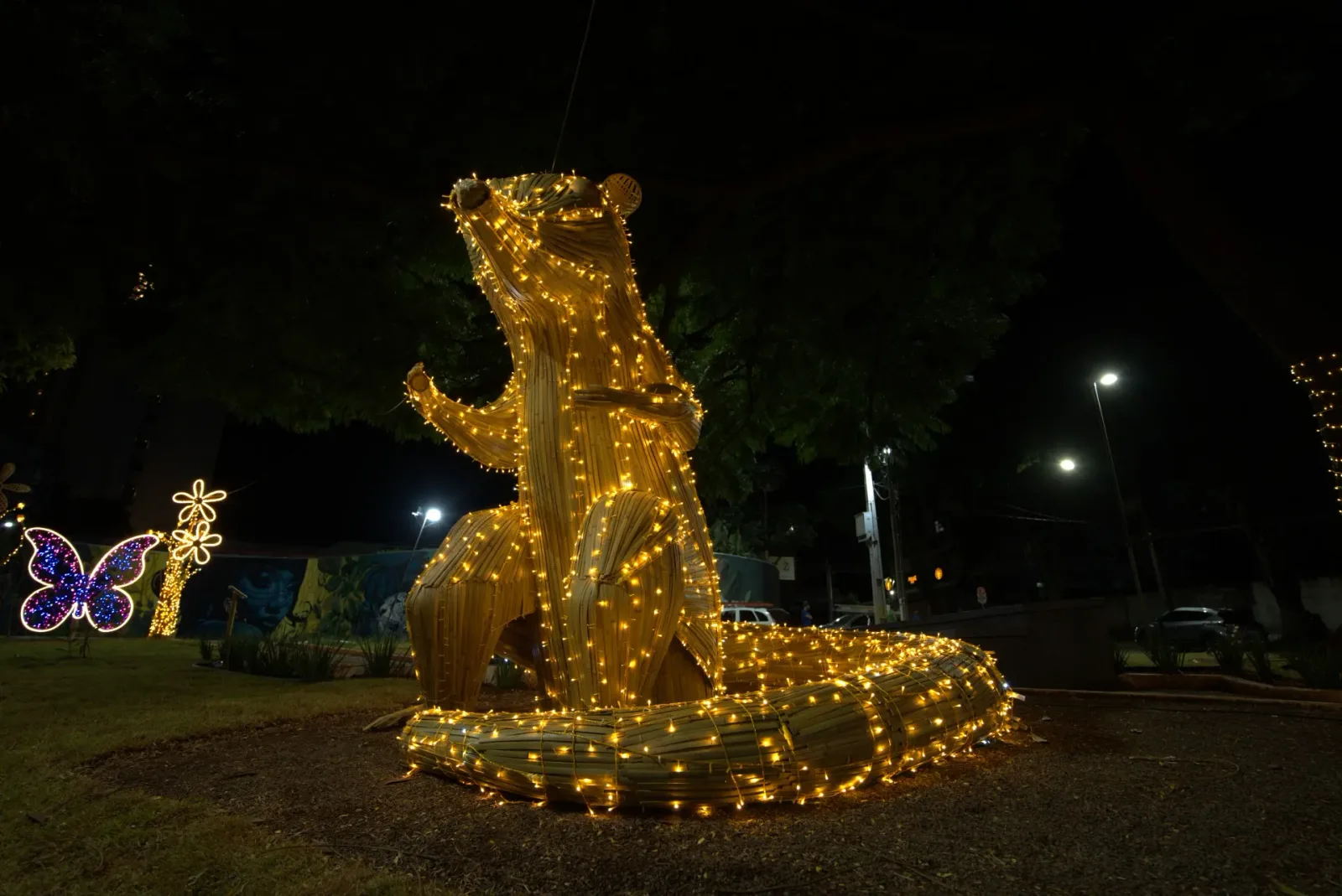 Quati cenográfico em bambu (fauna da região) — Natal Foz do Iguaçu 2025.