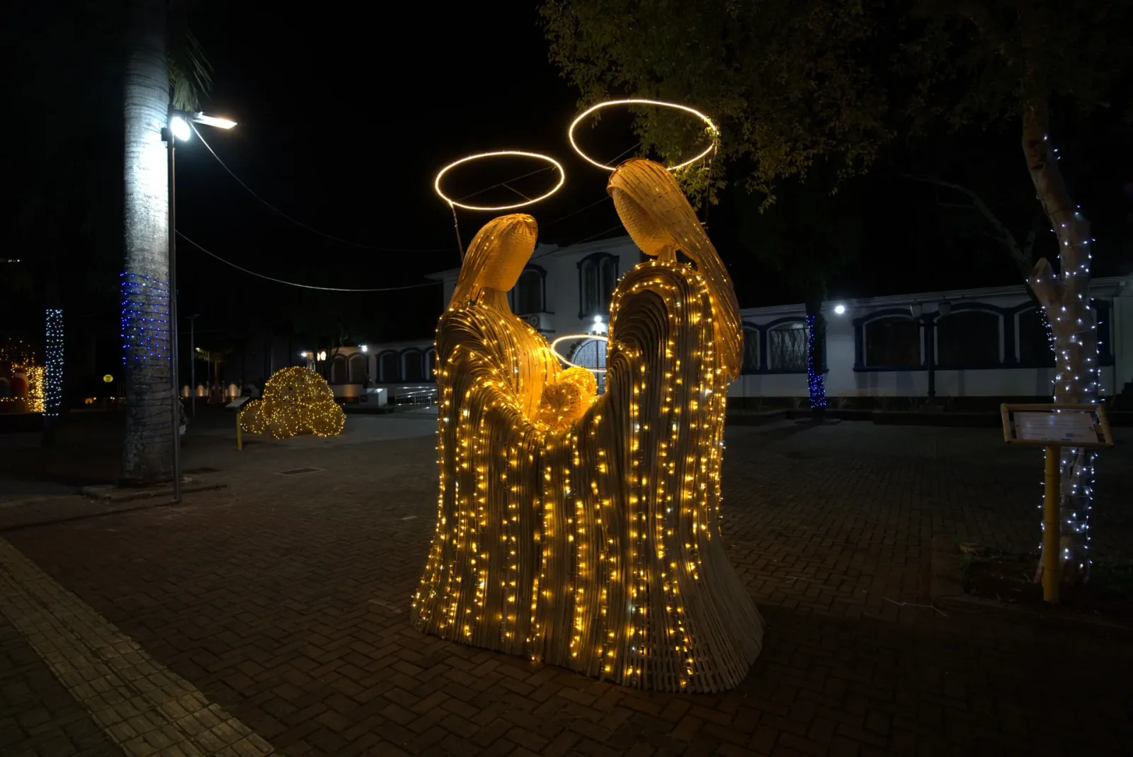 Presépio (Sagrada Família) em bambu iluminado — Natal Foz do Iguaçu 2025.