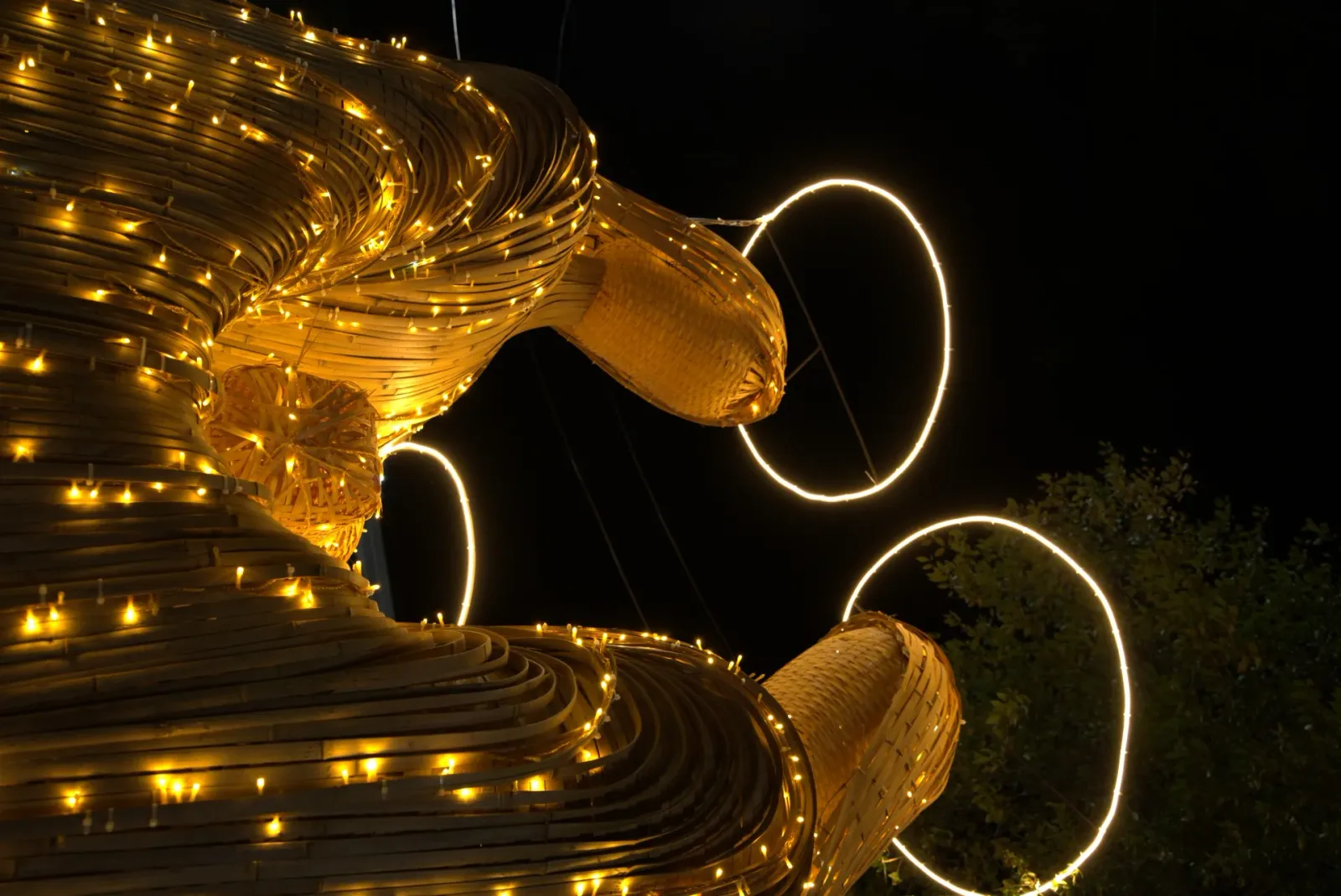 Presépio (Sagrada Família) em bambu iluminado — Natal Foz do Iguaçu 2025.