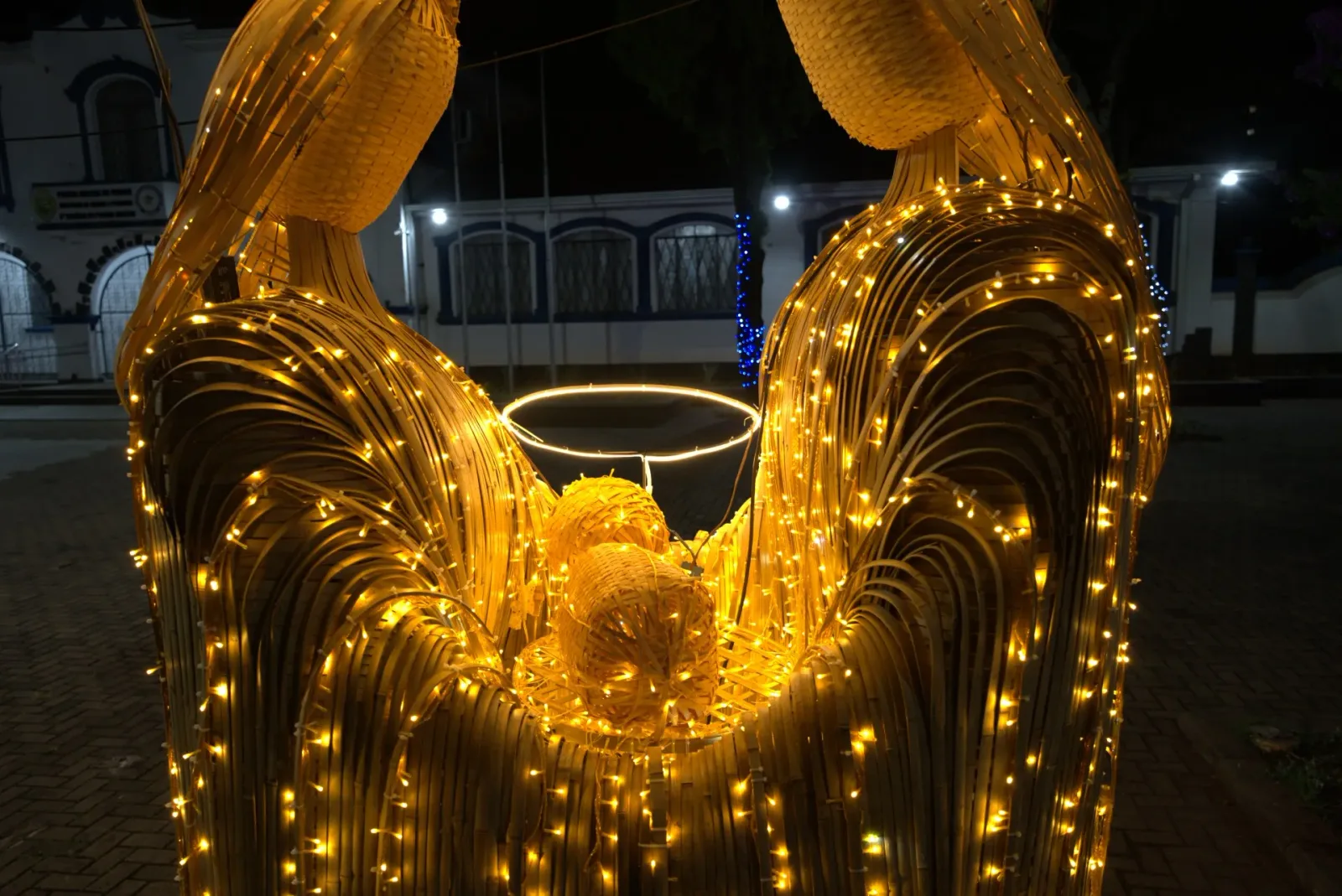 Presépio (Sagrada Família) em bambu iluminado — Natal Foz do Iguaçu 2025.