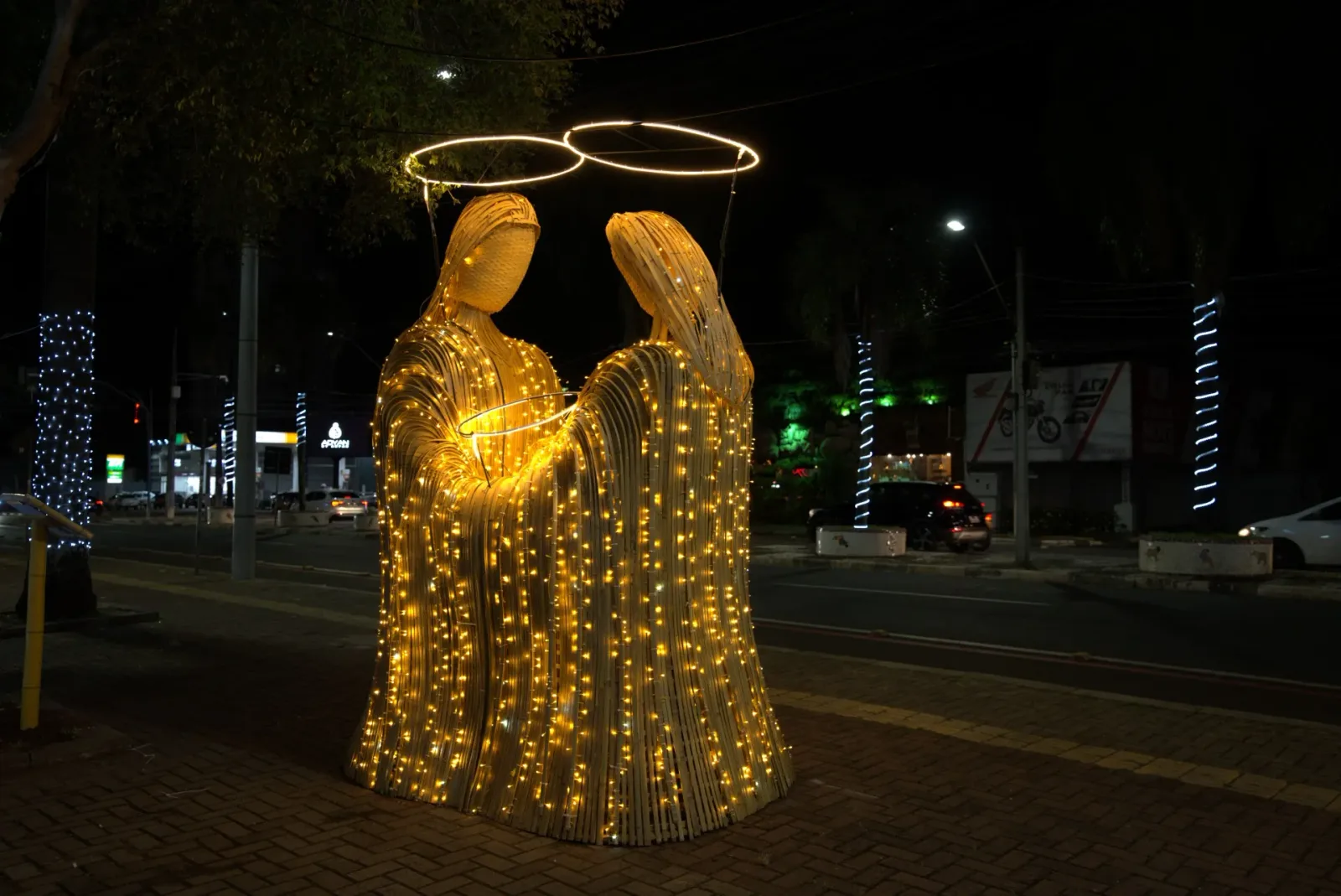 Presépio (Sagrada Família) em bambu iluminado — Natal Foz do Iguaçu 2025.