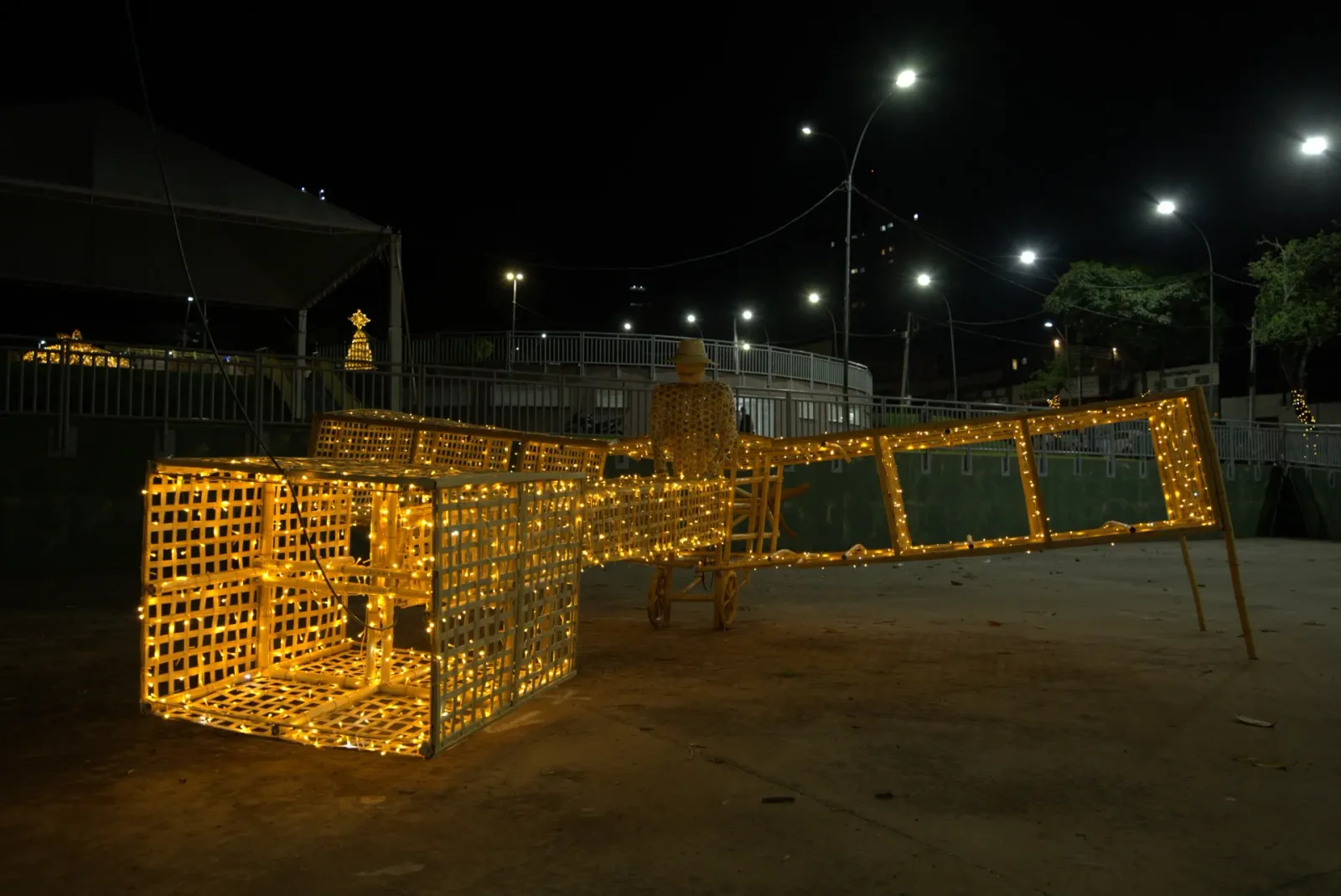 Peça cenográfica "14-Bis" em bambu — Natal Foz do Iguaçu 2025.