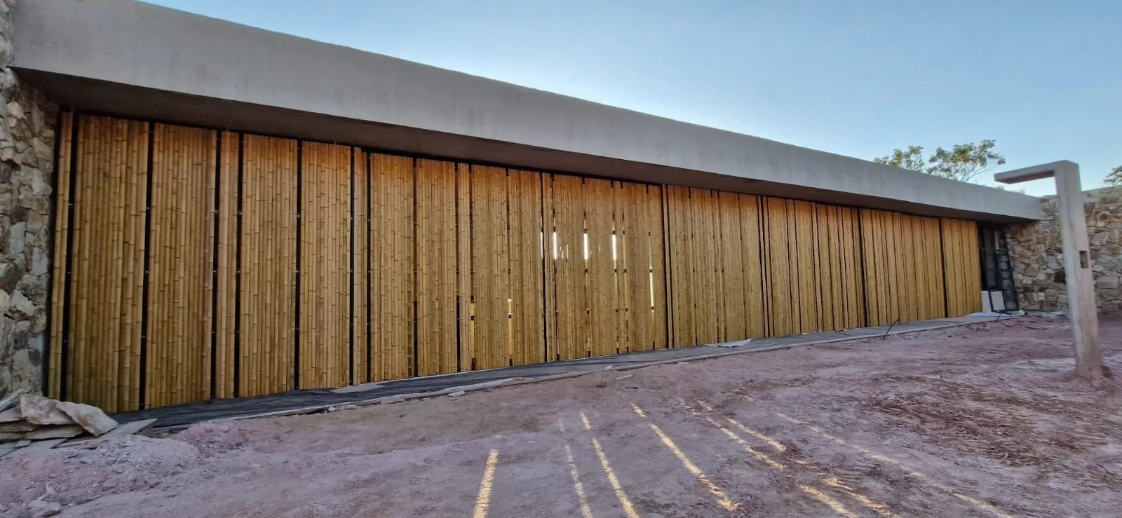 Revestimento/brise de bambu da InCasa Residence — registro de obra.