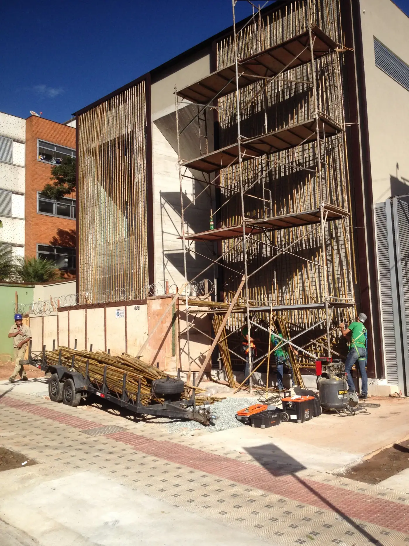 Fachada de treliça de bambu da loja Tetum — primeira versão (2014).