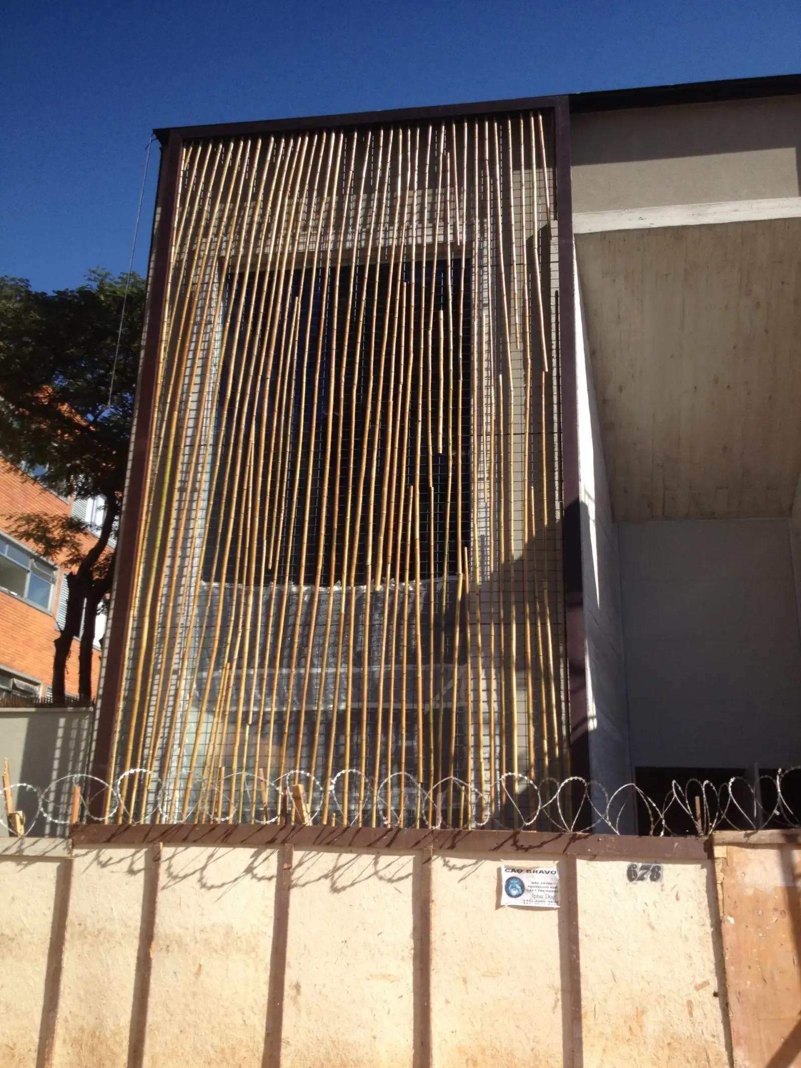 Fachada de treliça de bambu da loja Tetum — primeira versão (2014).