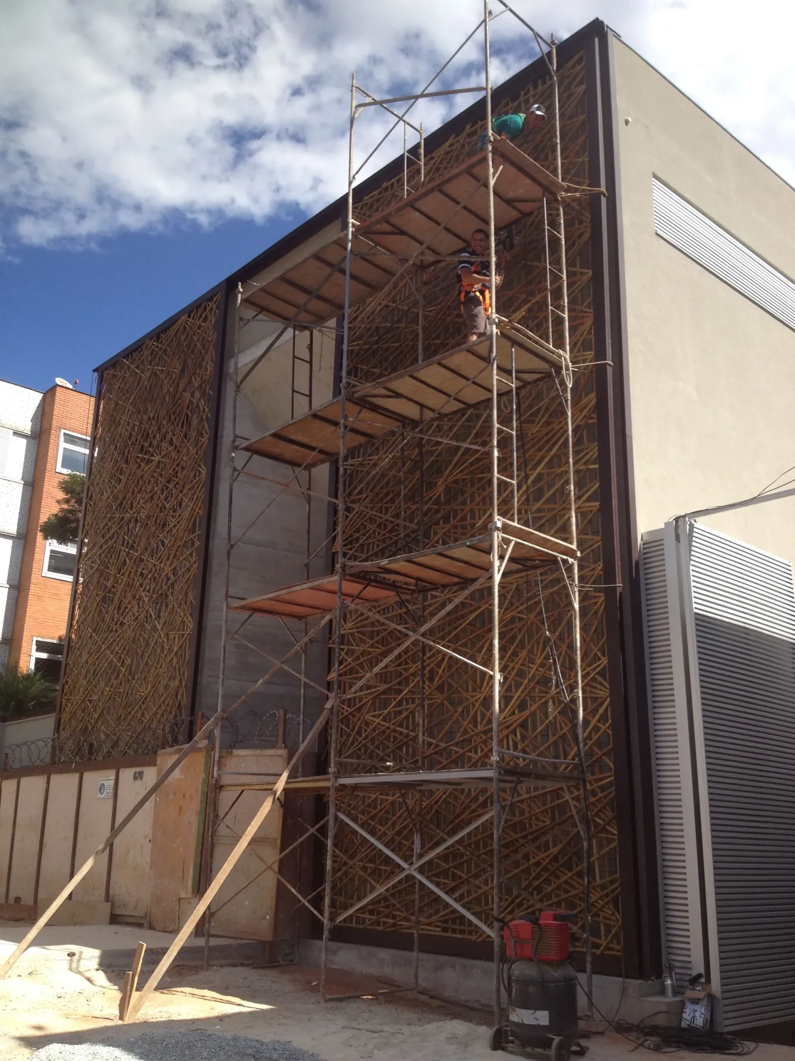 Fachada de treliça de bambu da loja Tetum — primeira versão (2014).