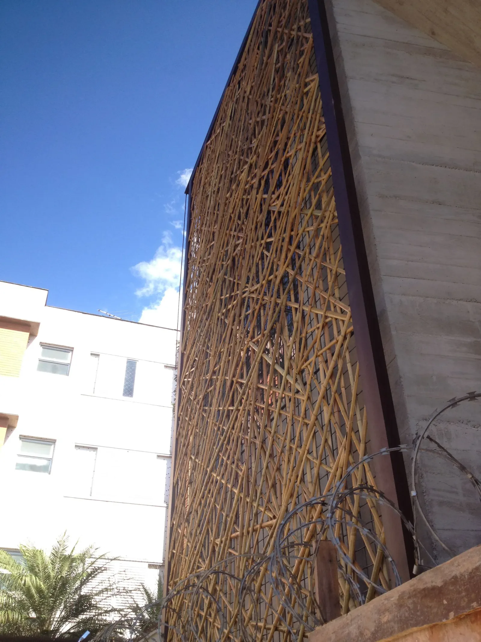 Fachada de treliça de bambu da loja Tetum — primeira versão (2014).