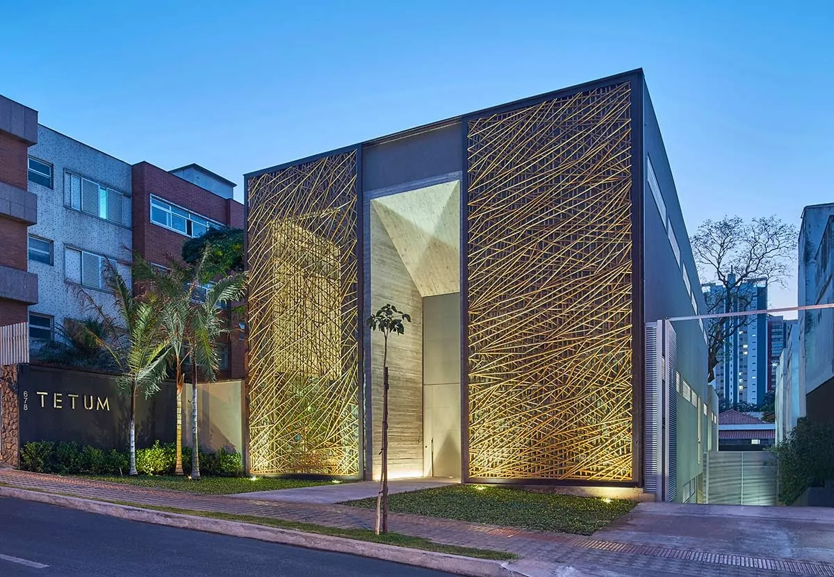 Fachada angular da loja com a marca Tetum, ao entardecer — primeira versão (2014).