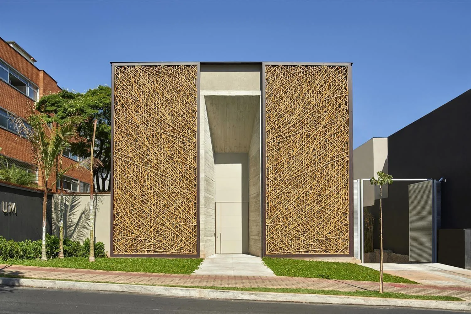 Fachada frontal da loja Tetum à luz do dia — primeira versão (2014).