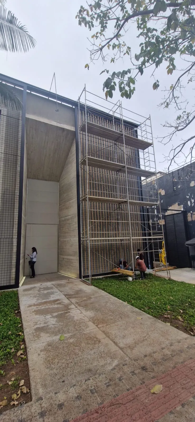 Recuperação da fachada de treliça de bambu da loja Tetum após o incêndio (2024).