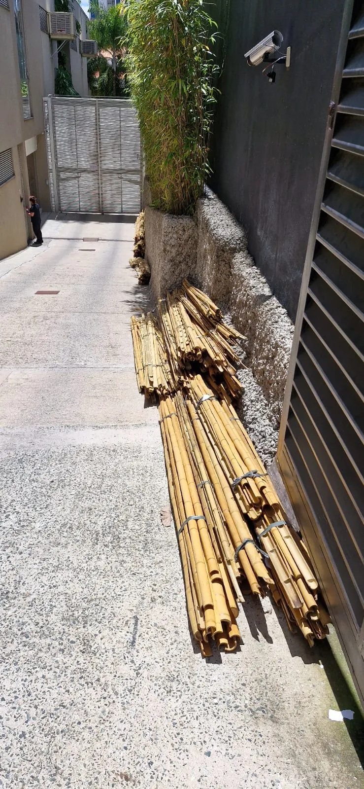 Recuperação da fachada de treliça de bambu da loja Tetum após o incêndio (2024).