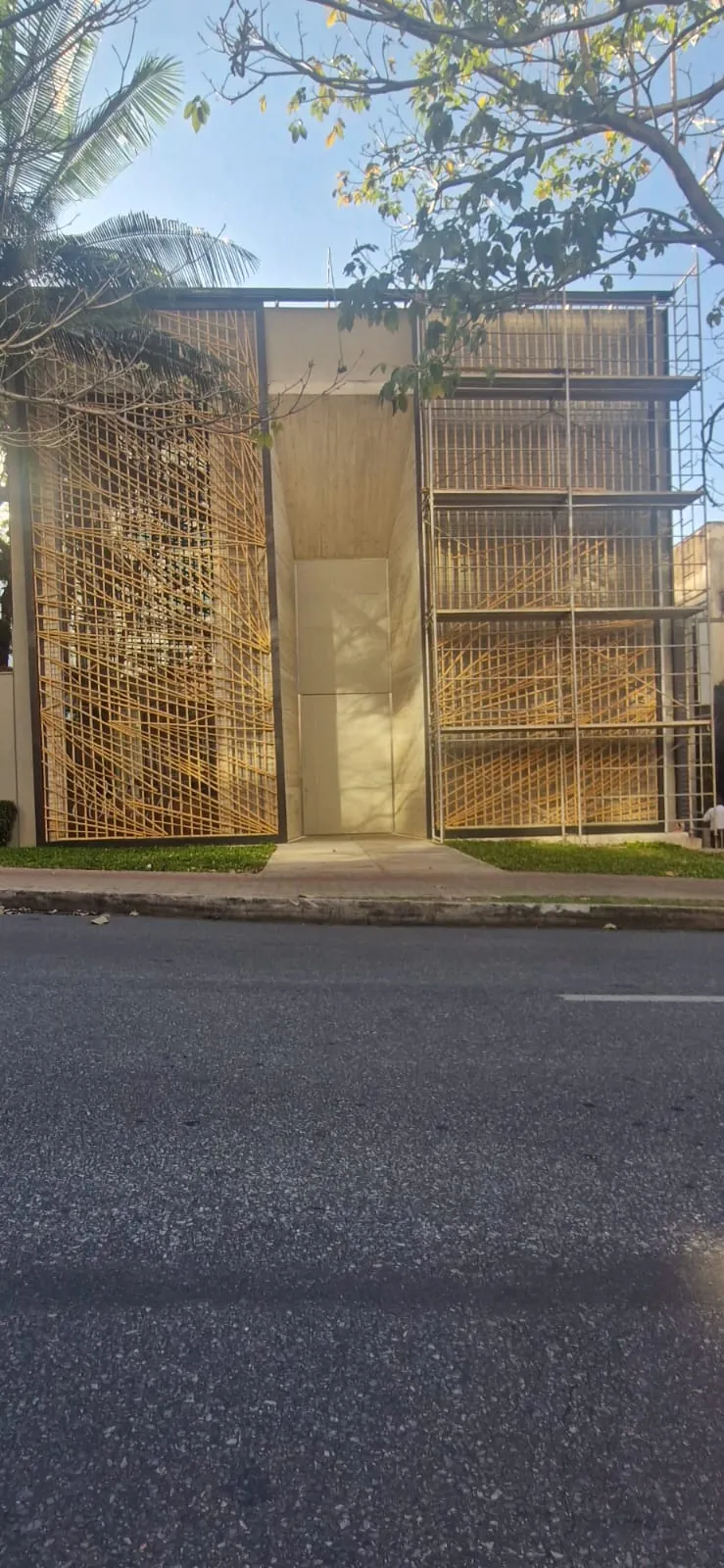 Recuperação da fachada de treliça de bambu da loja Tetum após o incêndio (2024).