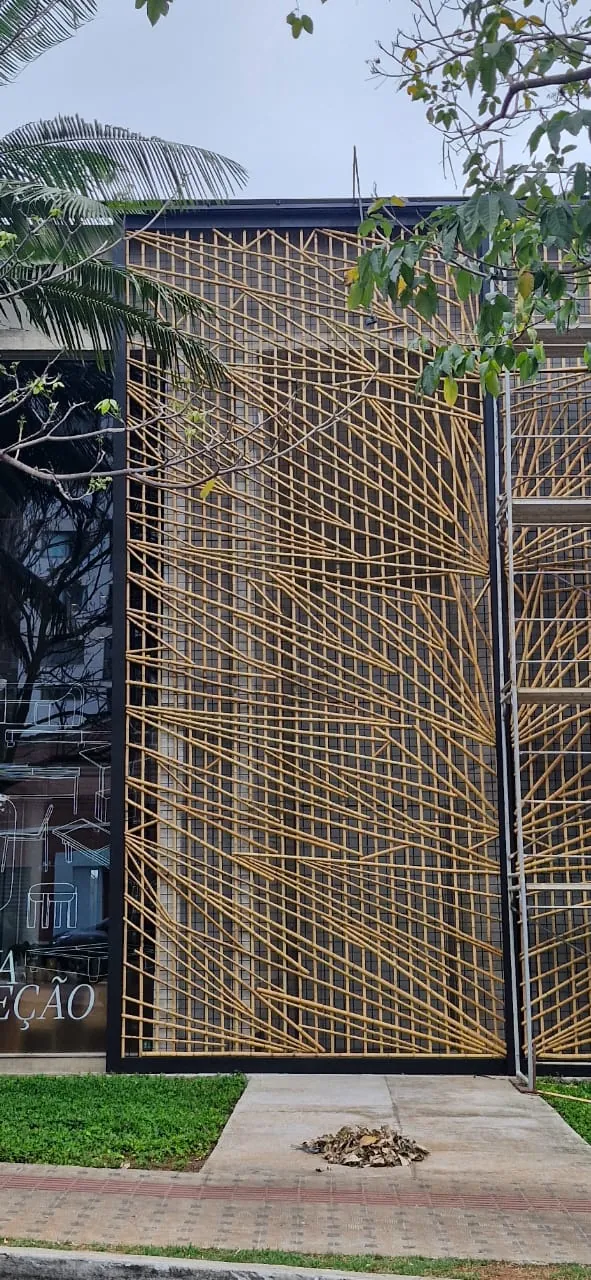 Recuperação da fachada de treliça de bambu da loja Tetum após o incêndio (2024).