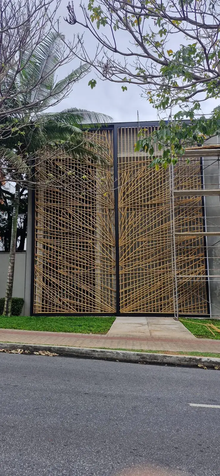Recuperação da fachada de treliça de bambu da loja Tetum após o incêndio (2024).