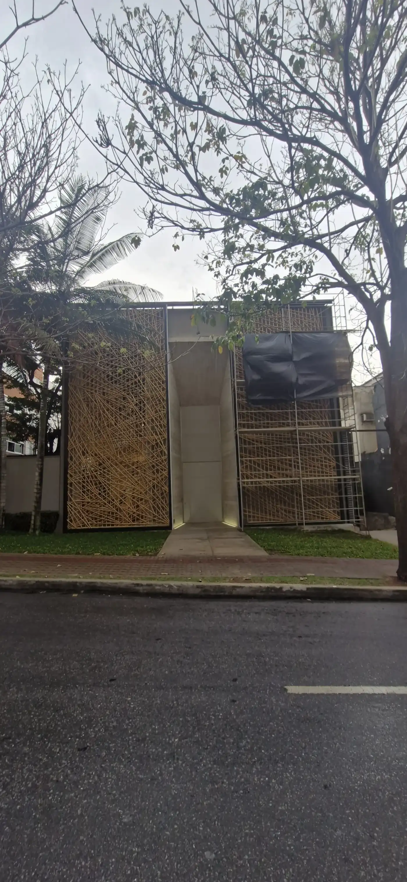 Recuperação da fachada de treliça de bambu da loja Tetum após o incêndio (2024).