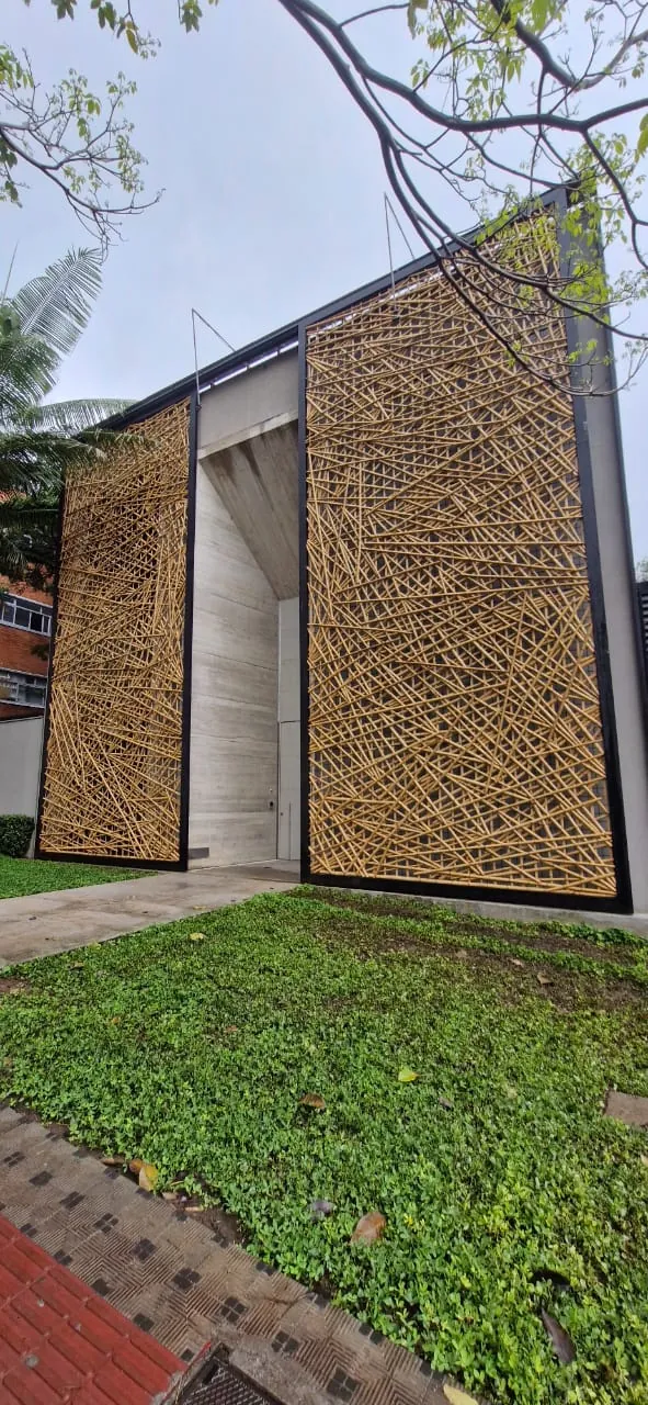 Recuperação da fachada de treliça de bambu da loja Tetum após o incêndio (2024).