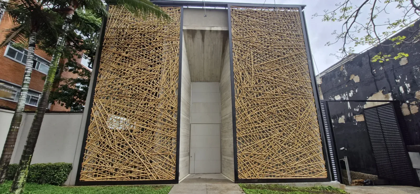 Fachada da loja Tetum com a treliça de bambu refeita após o incêndio — 2024.