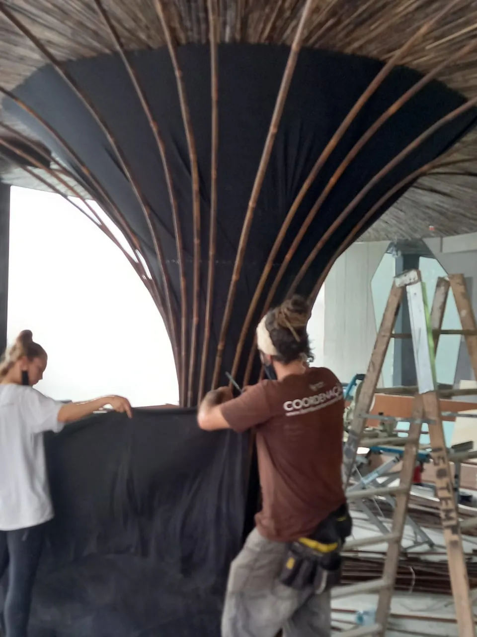 Forro escultórico em cone de bambu do Restaurante Makoto — registro de obra.