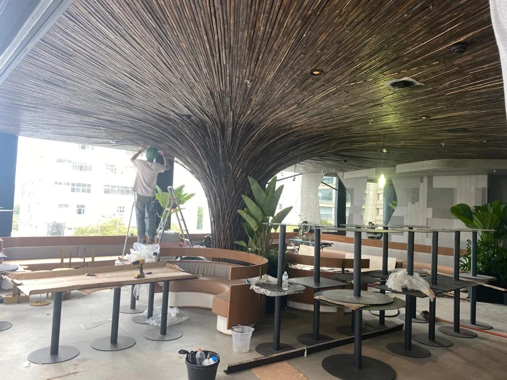 Forro escultórico em cone de bambu do Restaurante Makoto — registro de obra.
