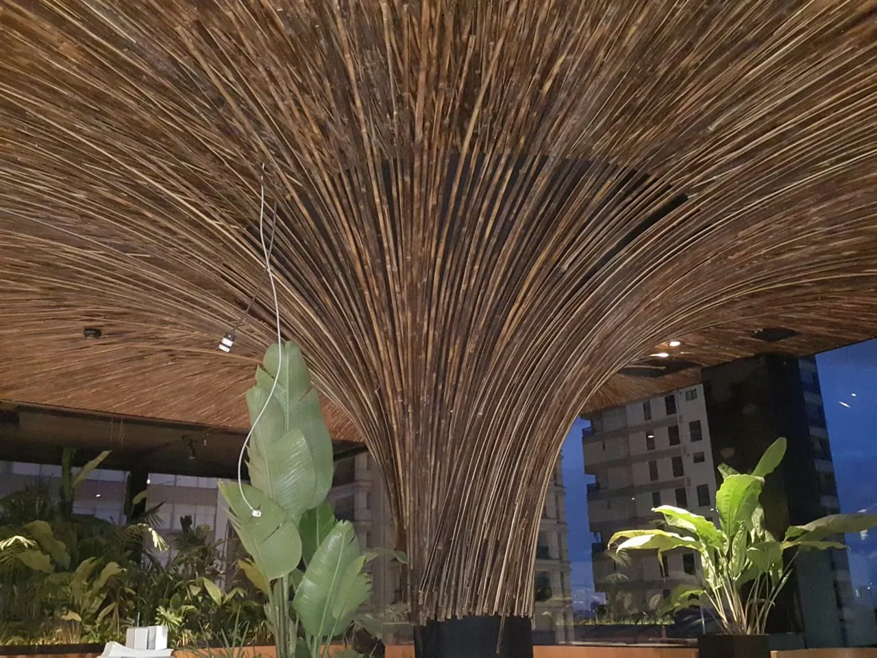 Forro escultórico em cone de bambu do Restaurante Makoto — registro de obra.