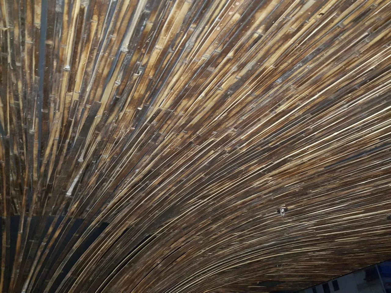 Forro escultórico em cone de bambu do Restaurante Makoto — registro de obra.