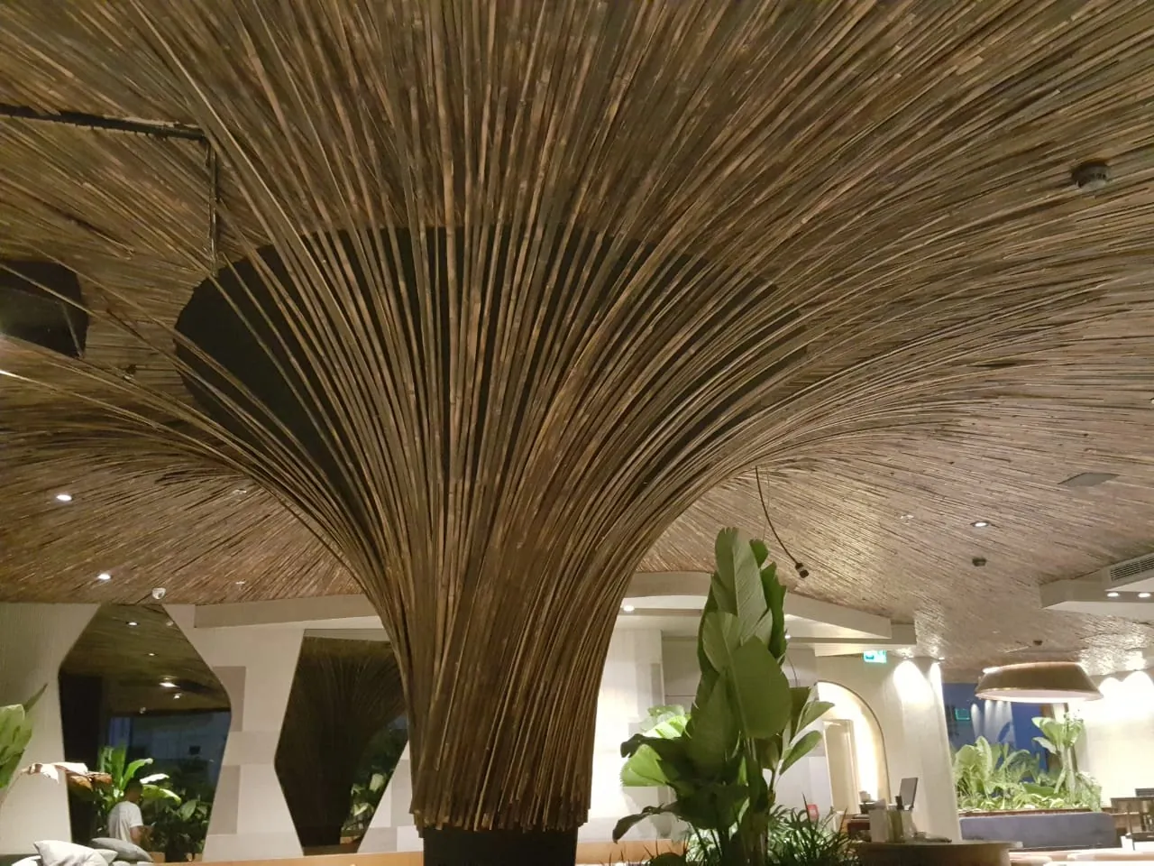 Forro escultórico em cone de bambu do Restaurante Makoto — registro de obra.