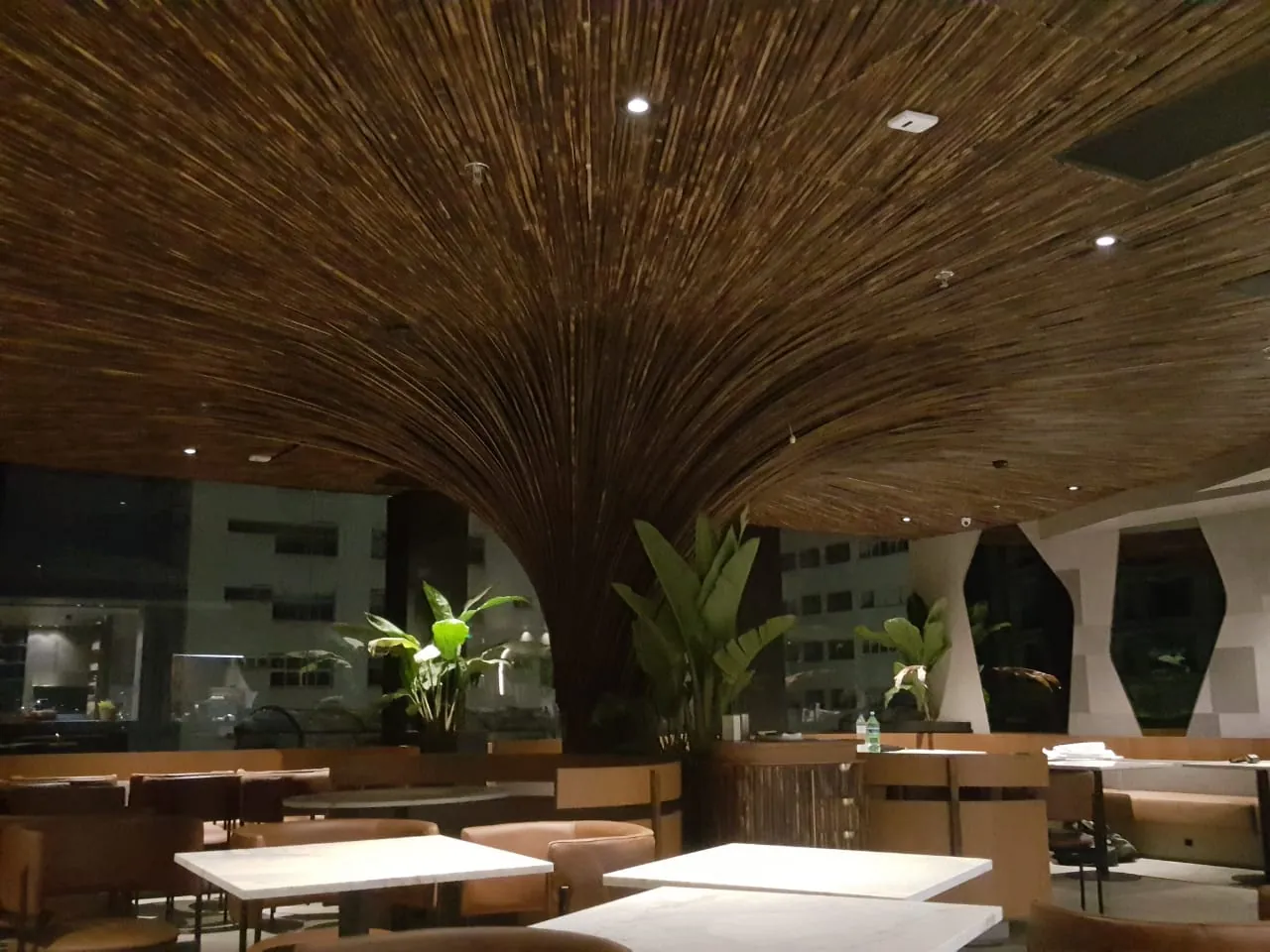 Forro escultórico em cone de bambu do Restaurante Makoto — registro de obra.