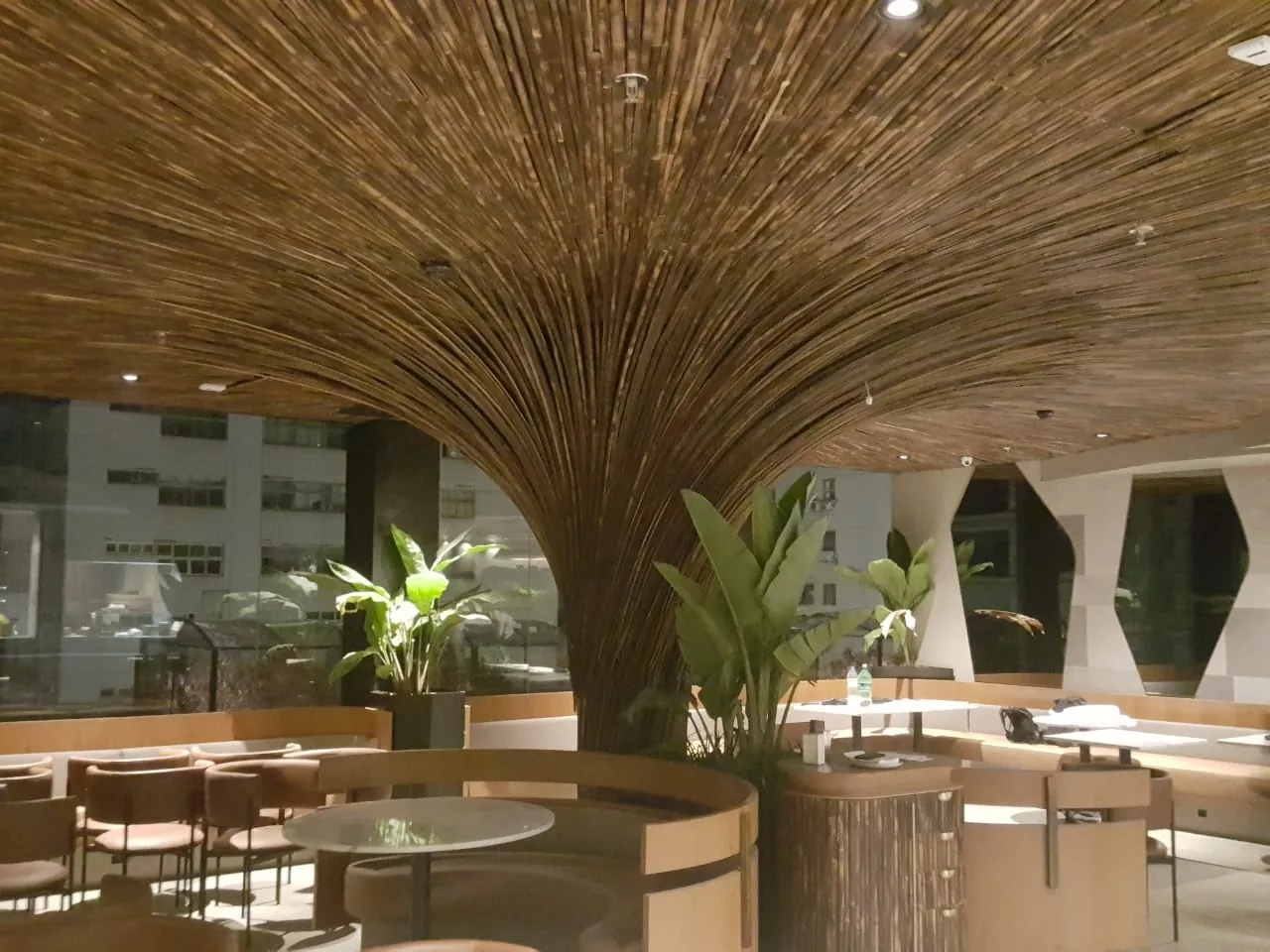 Forro escultórico em cone de bambu do Restaurante Makoto — registro de obra.