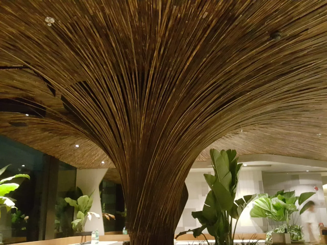 Forro escultórico em cone de bambu do Restaurante Makoto — registro de obra.