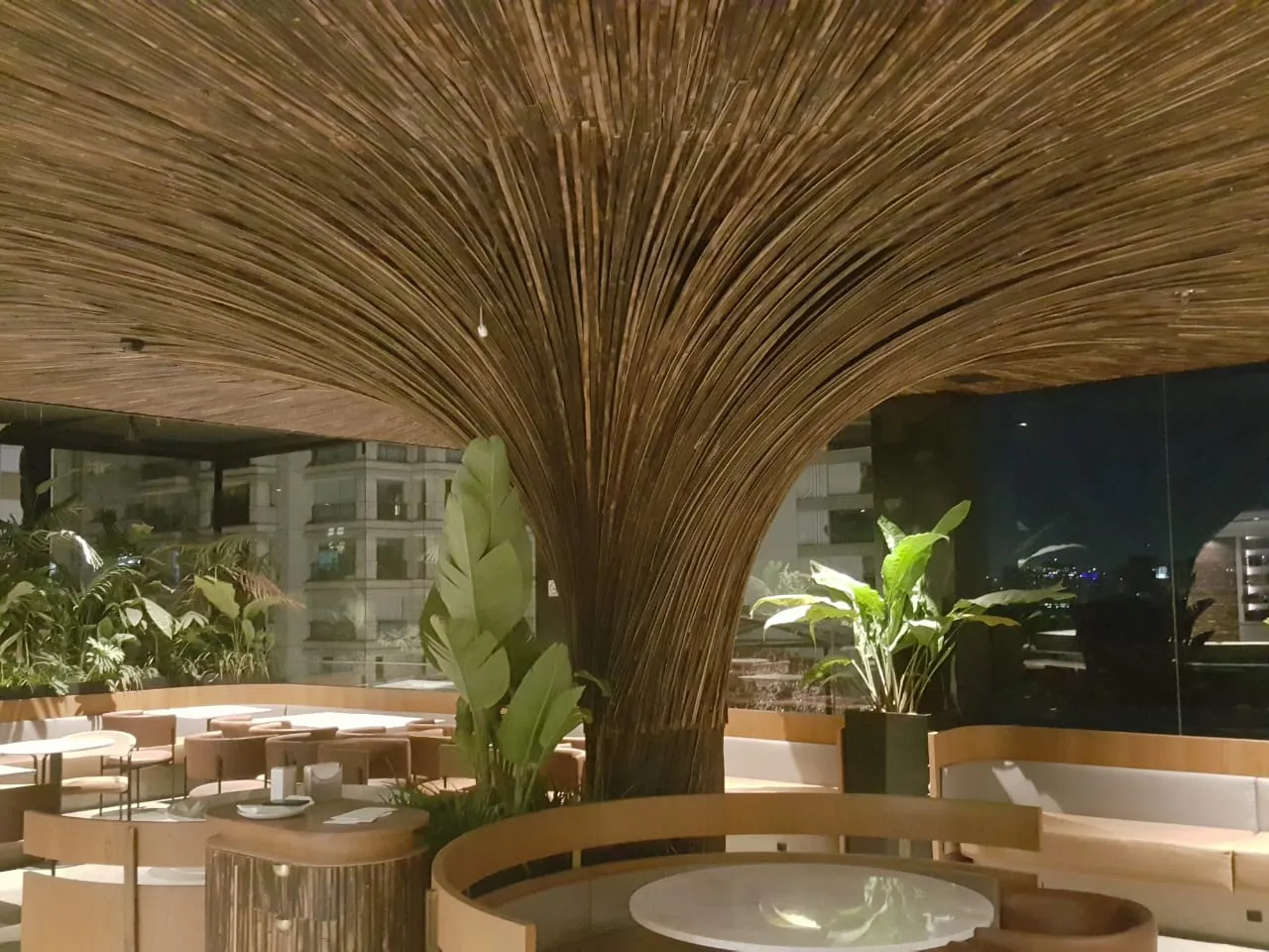 Forro escultórico em cone de bambu do Restaurante Makoto — registro de obra.