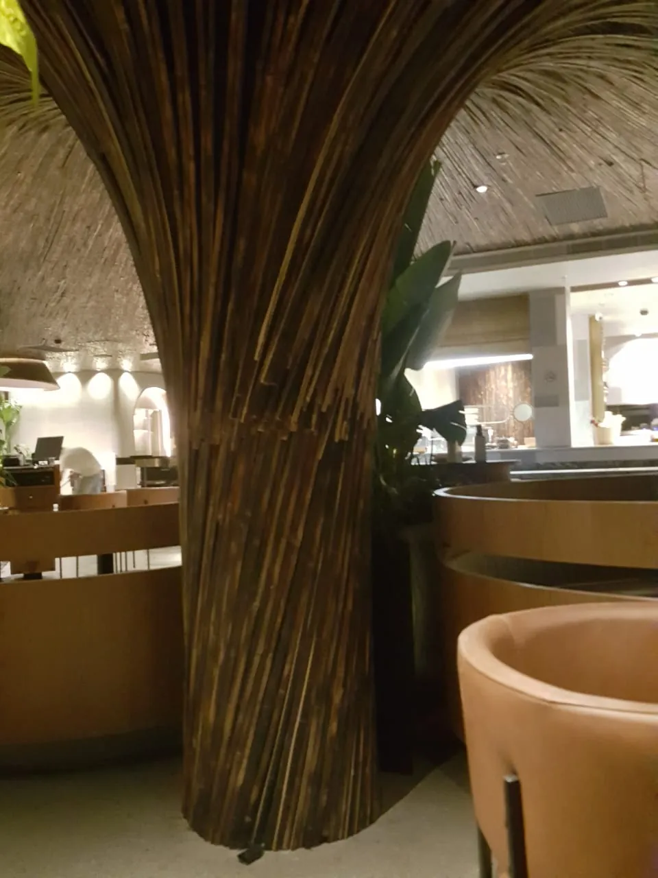 Forro escultórico em cone de bambu do Restaurante Makoto — registro de obra.