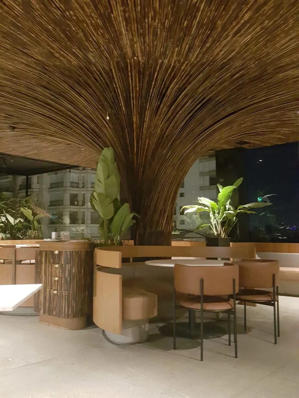 Forro escultórico em cone de bambu do Restaurante Makoto — registro de obra.