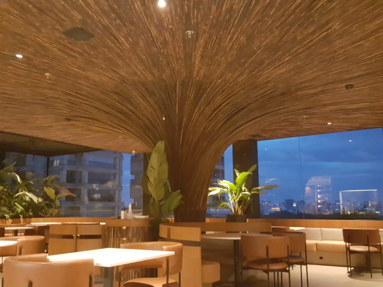 Forro escultórico em cone de bambu do Restaurante Makoto — registro de obra.