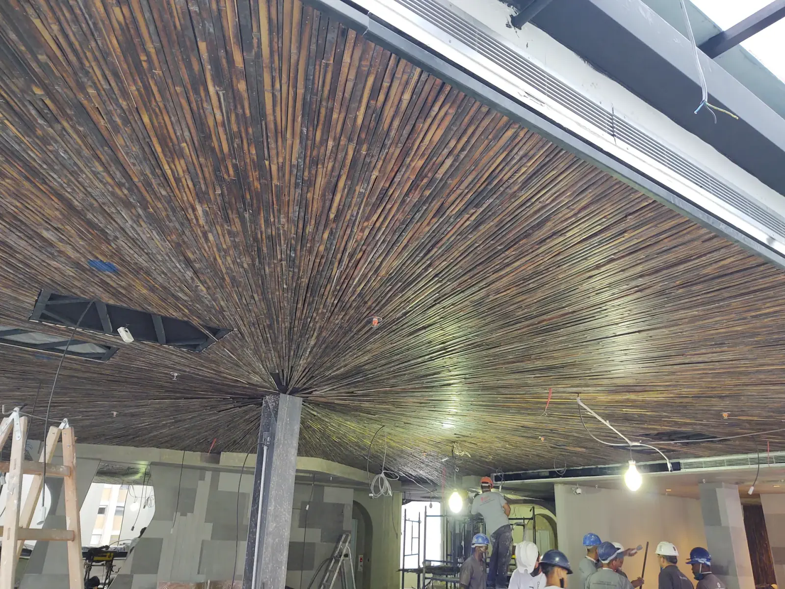 Forro escultórico em cone de bambu do Restaurante Makoto — registro de obra.