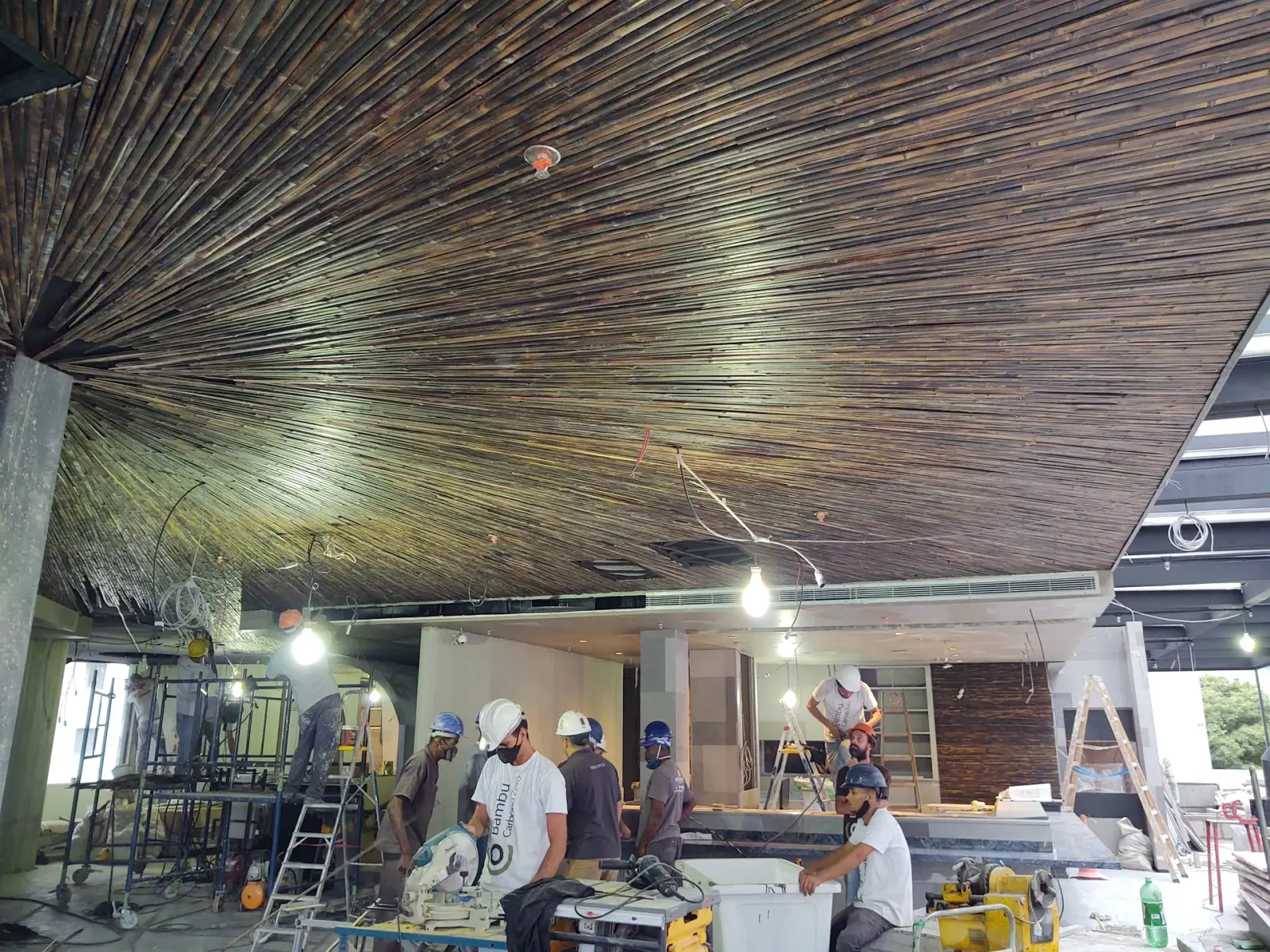 Montagem do forro em cone de bambu do Restaurante Makoto, com a equipe em obra.