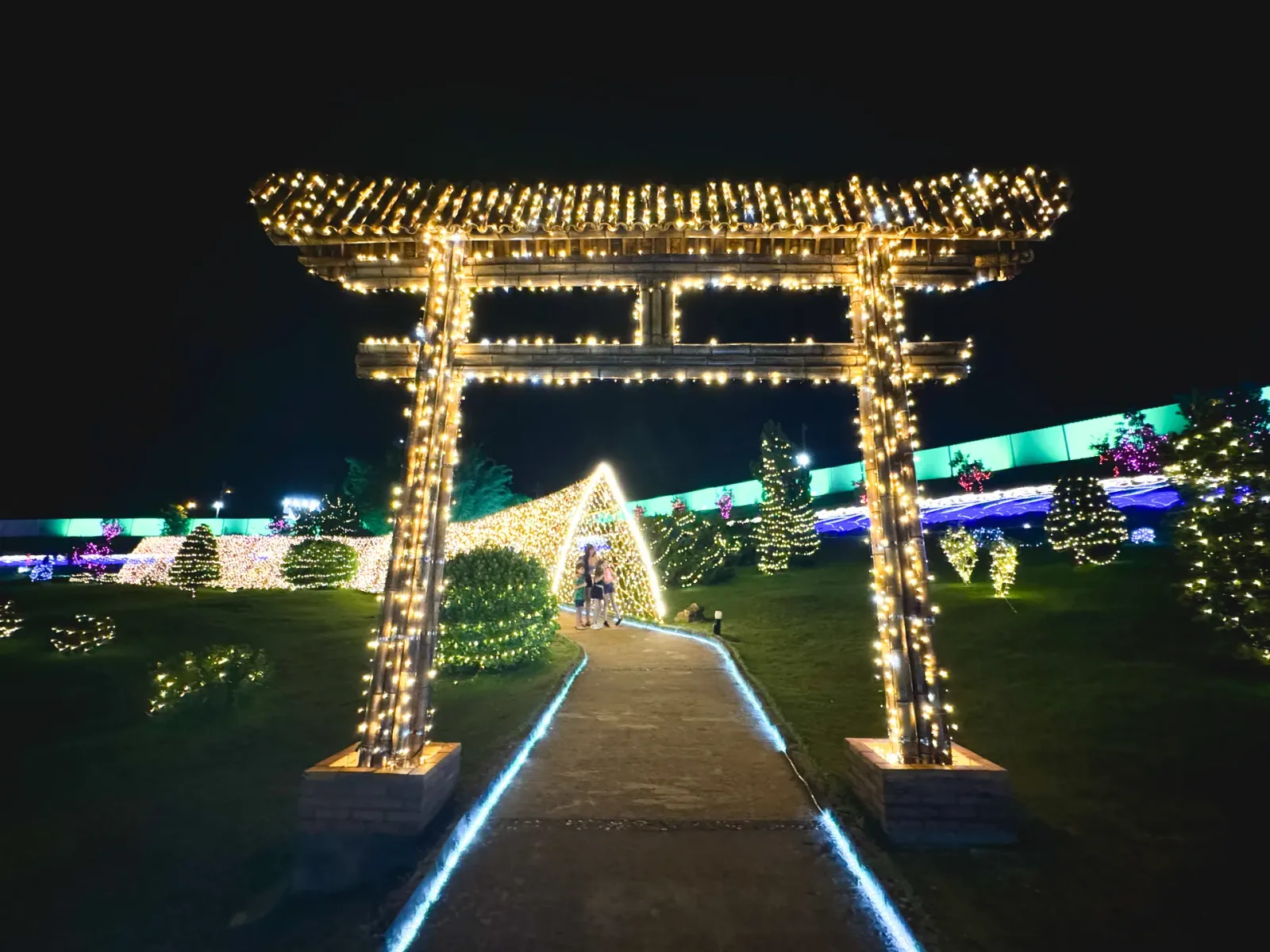 Tori (pórtico japonês) em bambu iluminado — Maringá Encantada 2023.