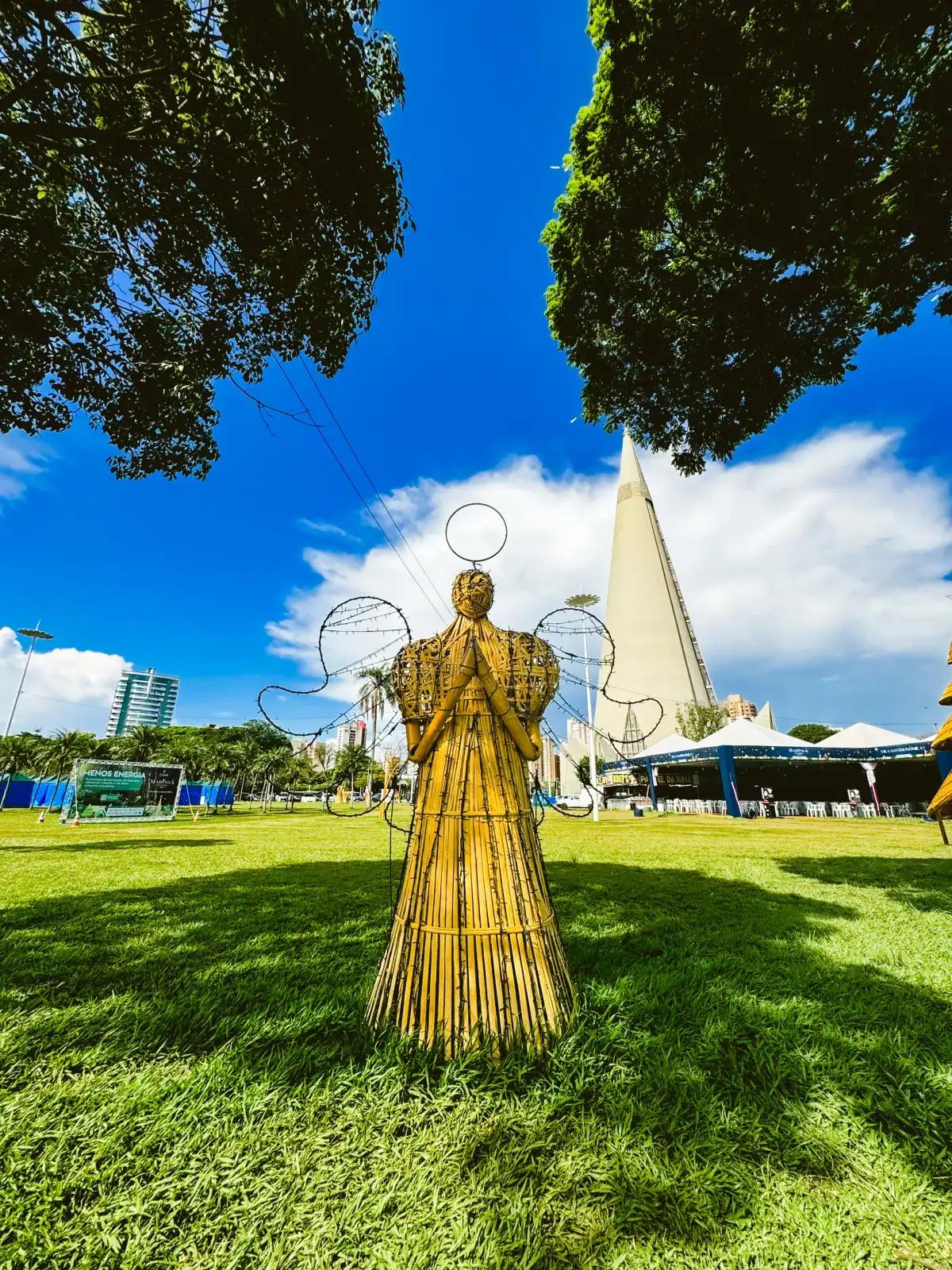 Anjo cenográfico em bambu iluminado — Maringá Encantada 2023.
