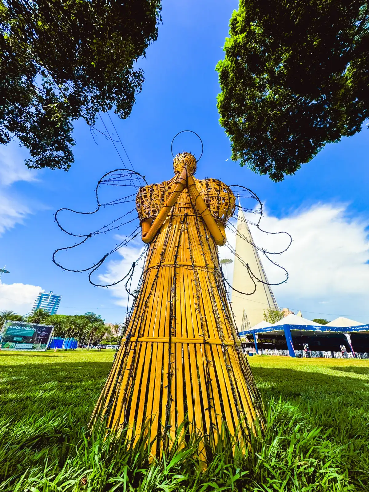 Anjo cenográfico em bambu iluminado — Maringá Encantada 2023.