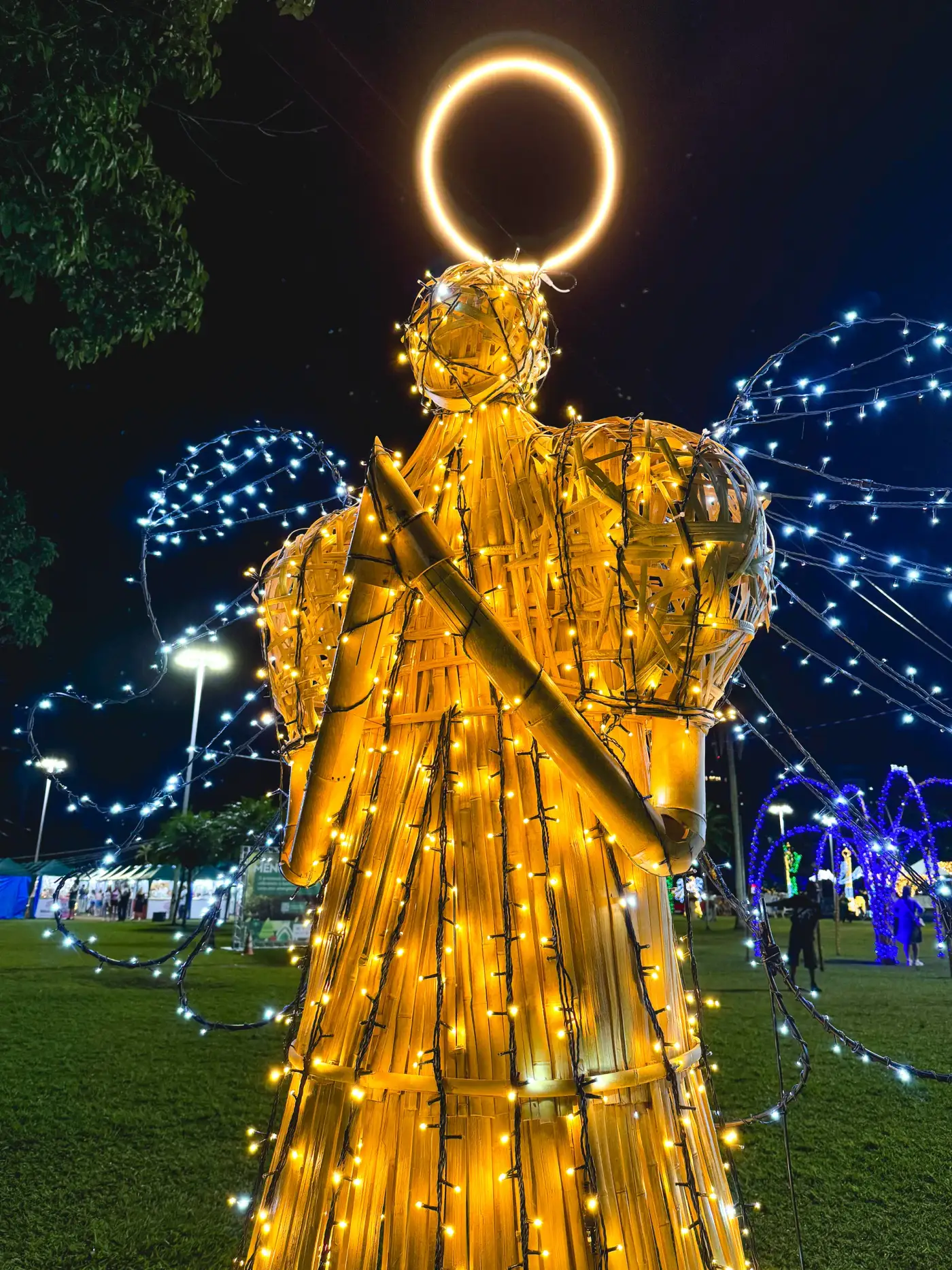 Anjo cenográfico em bambu iluminado — Maringá Encantada 2023.