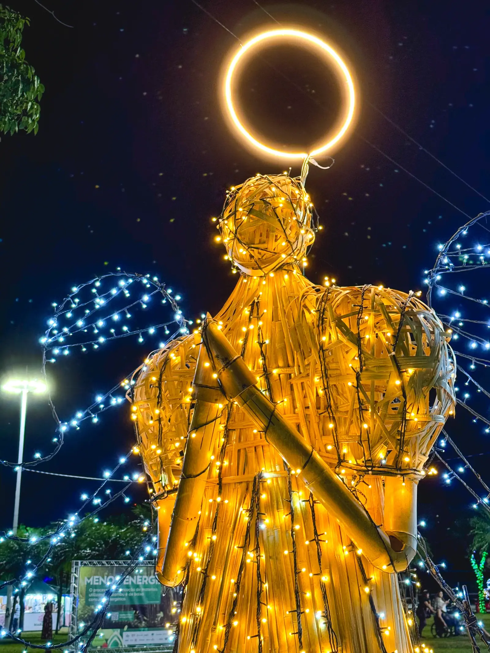 Anjo cenográfico em bambu iluminado — Maringá Encantada 2023.