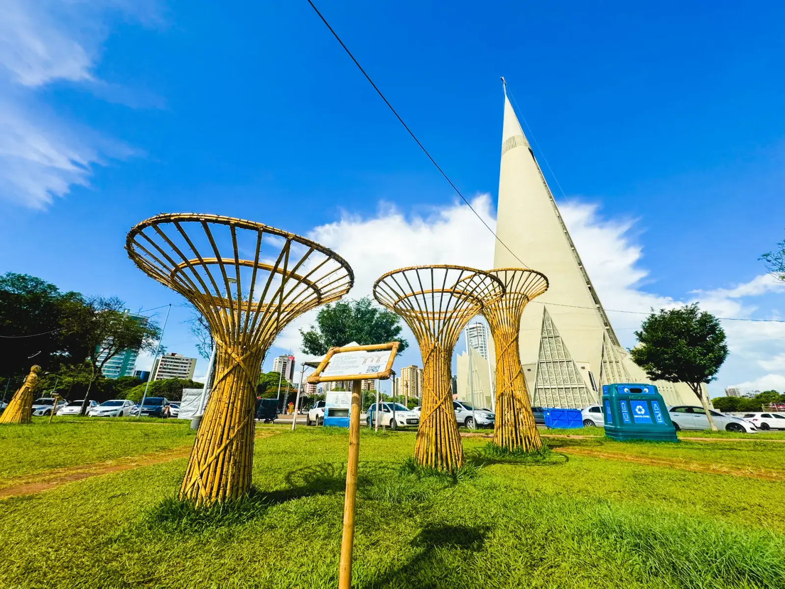 Árvores estilizadas de bambu à luz do dia — Maringá Encantada 2023.