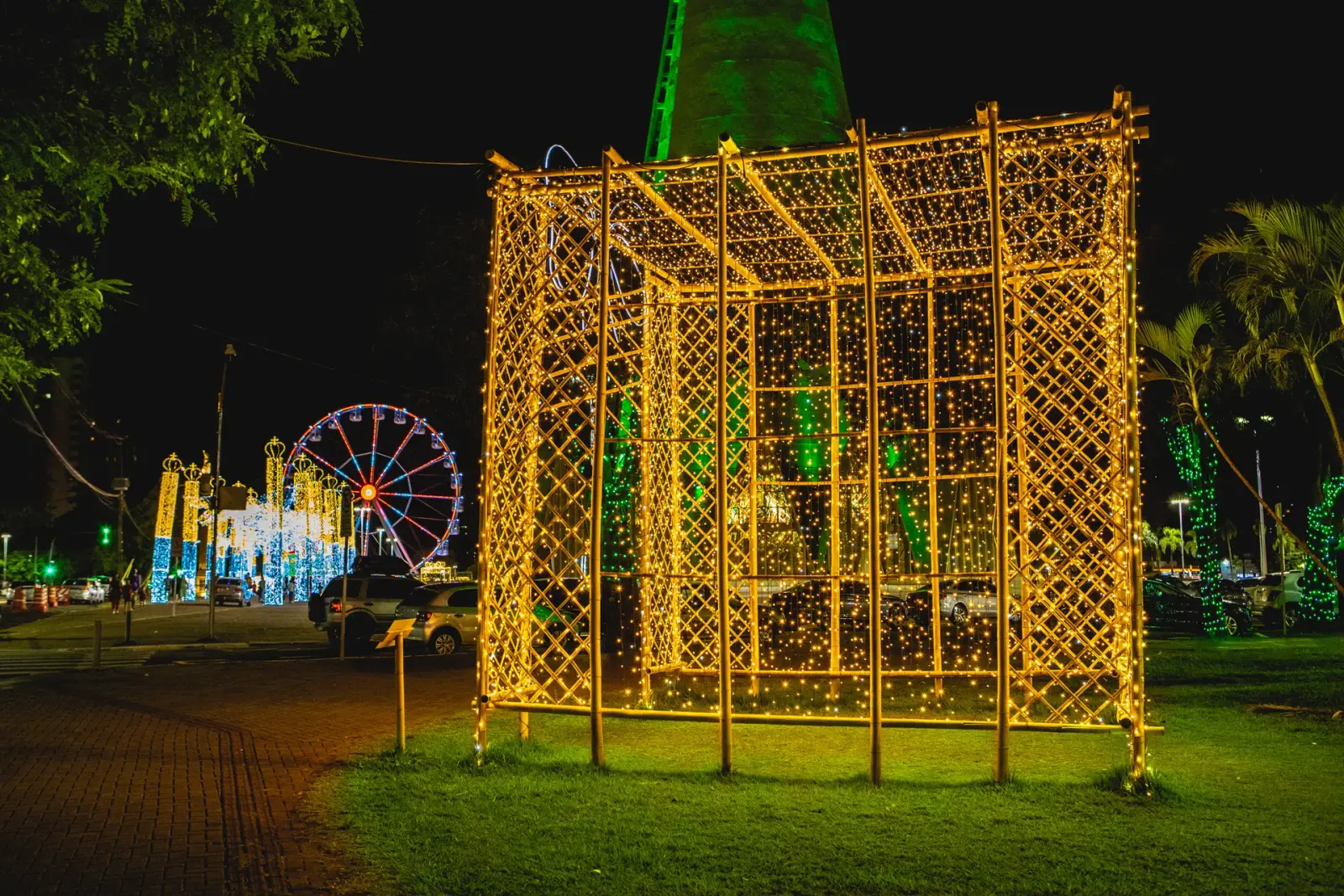 Caixa de presente cenográfica em bambu iluminada — Maringá Encantada 2023.