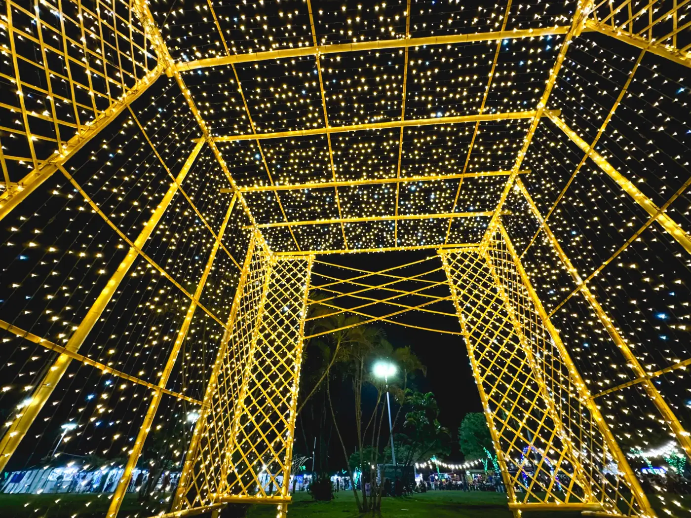 Caixa de presente cenográfica em bambu iluminada — Maringá Encantada 2023.