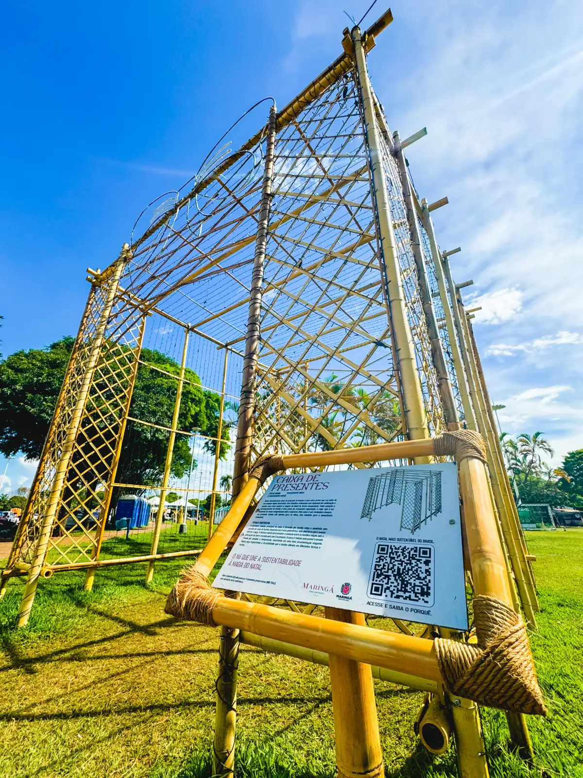 Caixa de presente em bambu à luz do dia — Maringá Encantada 2023.