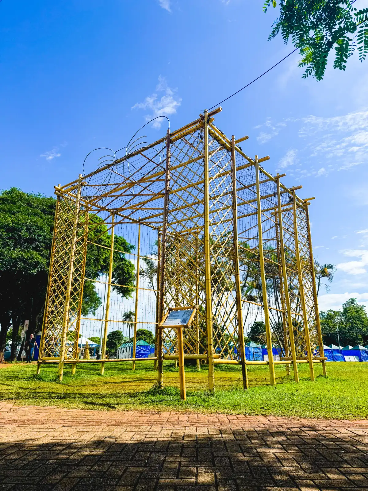 Caixa de presente em bambu à luz do dia — Maringá Encantada 2023.