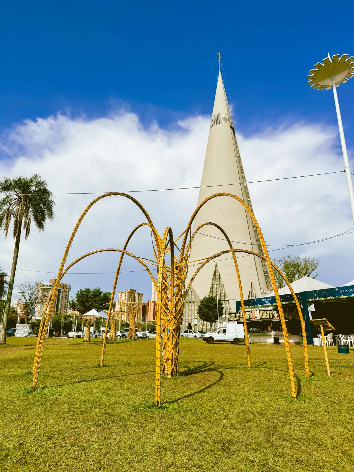 Chafariz em bambu à luz do dia — Maringá Encantada 2023.