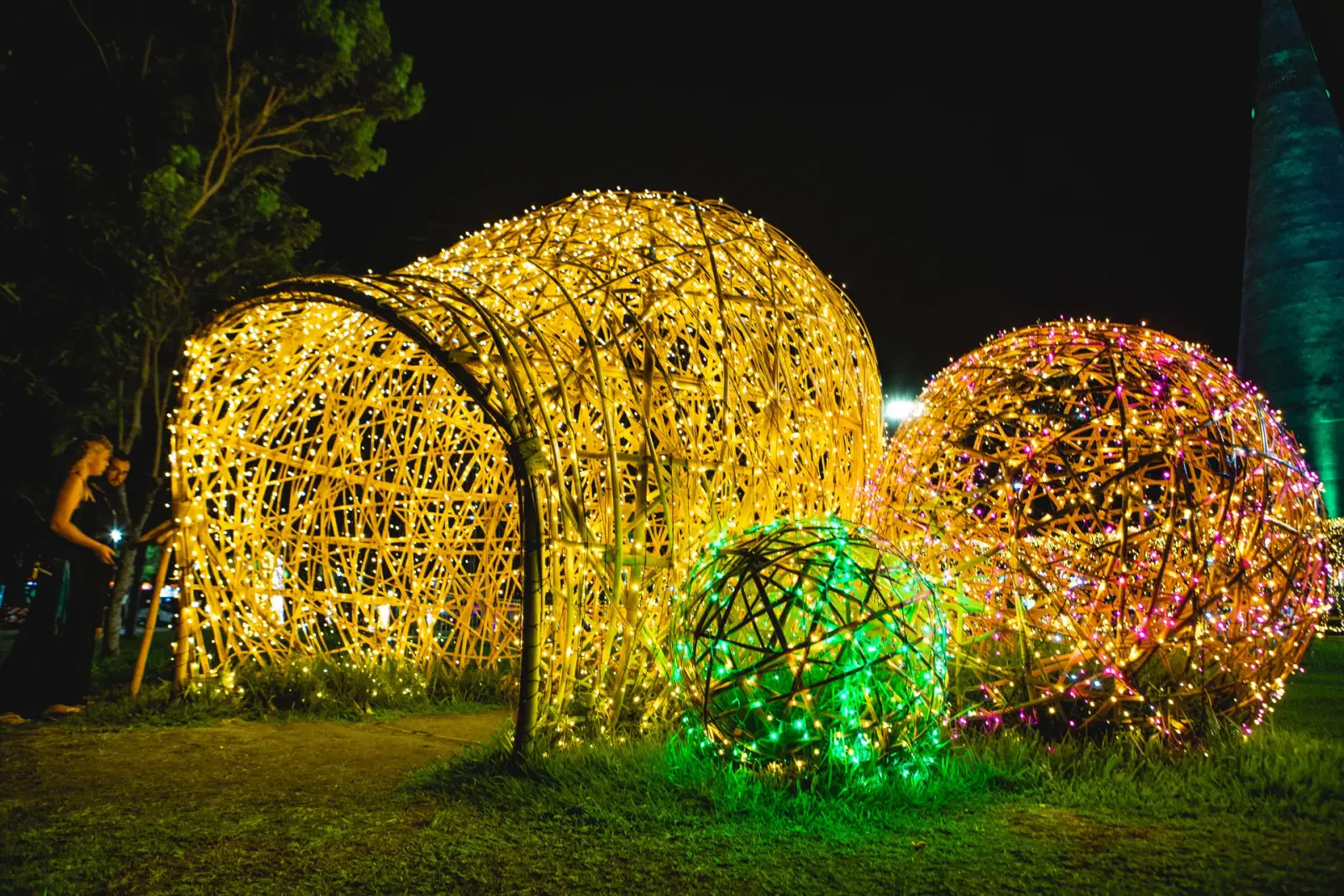 Esferas decorativas em bambu iluminadas — Maringá Encantada 2023.
