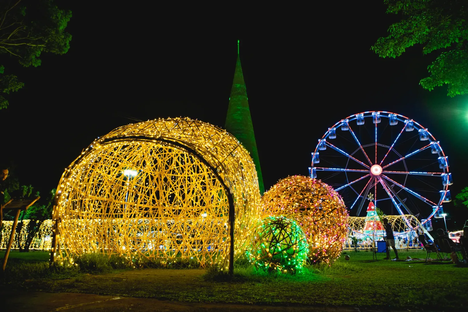 Esferas decorativas em bambu iluminadas — Maringá Encantada 2023.