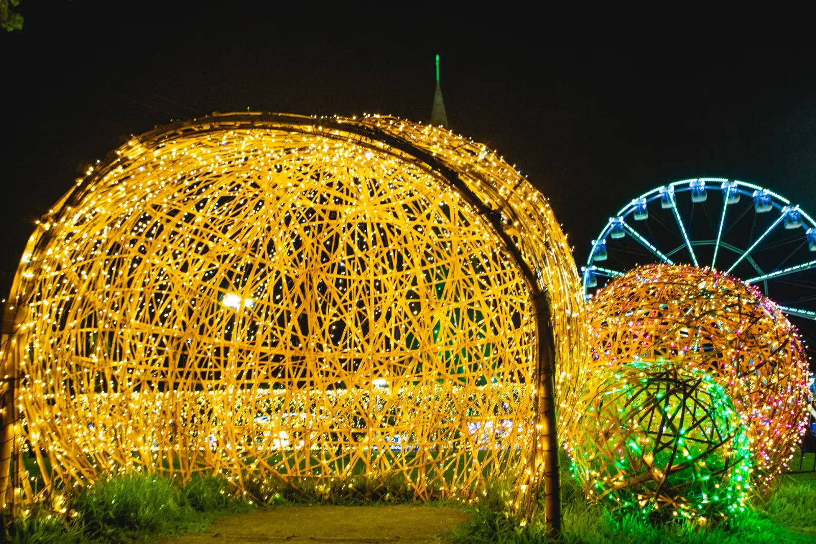 Esferas decorativas em bambu iluminadas — Maringá Encantada 2023.